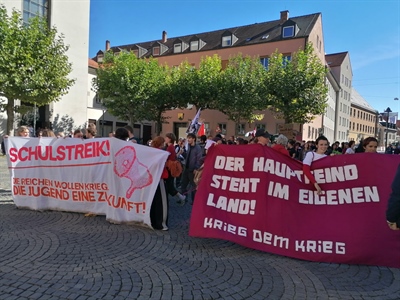 Bilder und Rede vom Schulstreik gegen die Wehrpflicht