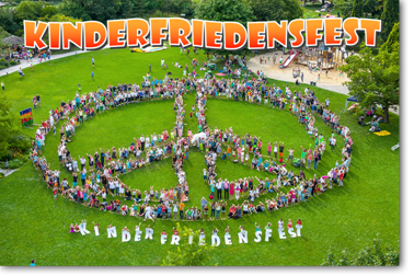 Luftbild vom Peace-Zeichen auf dem Kinderfriedensfest 2015 Luftbild vom Peace-Zeichen auf dem Kinderfriedensfest 2015