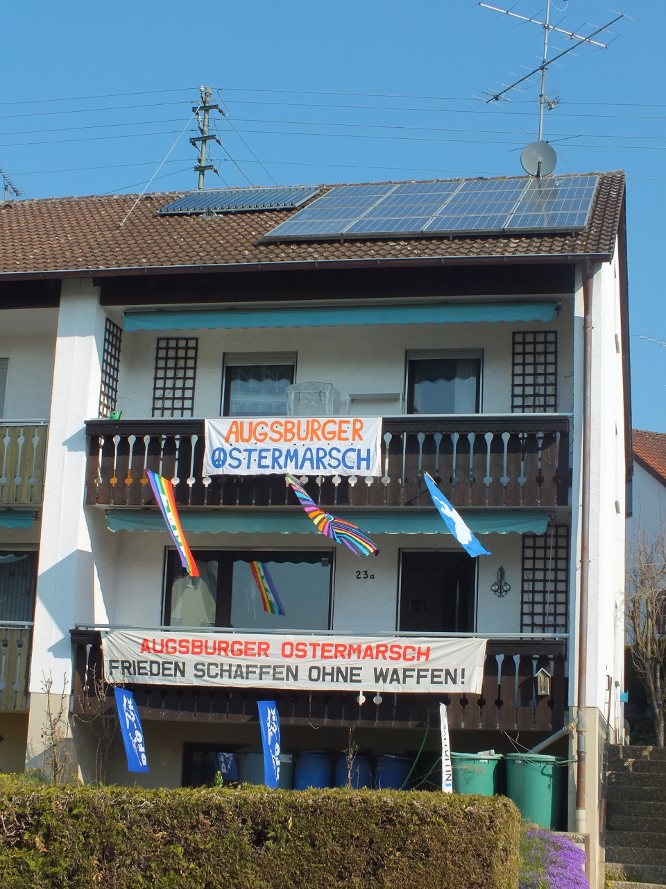 Haus und Blumendemo von Klaus Stampfer