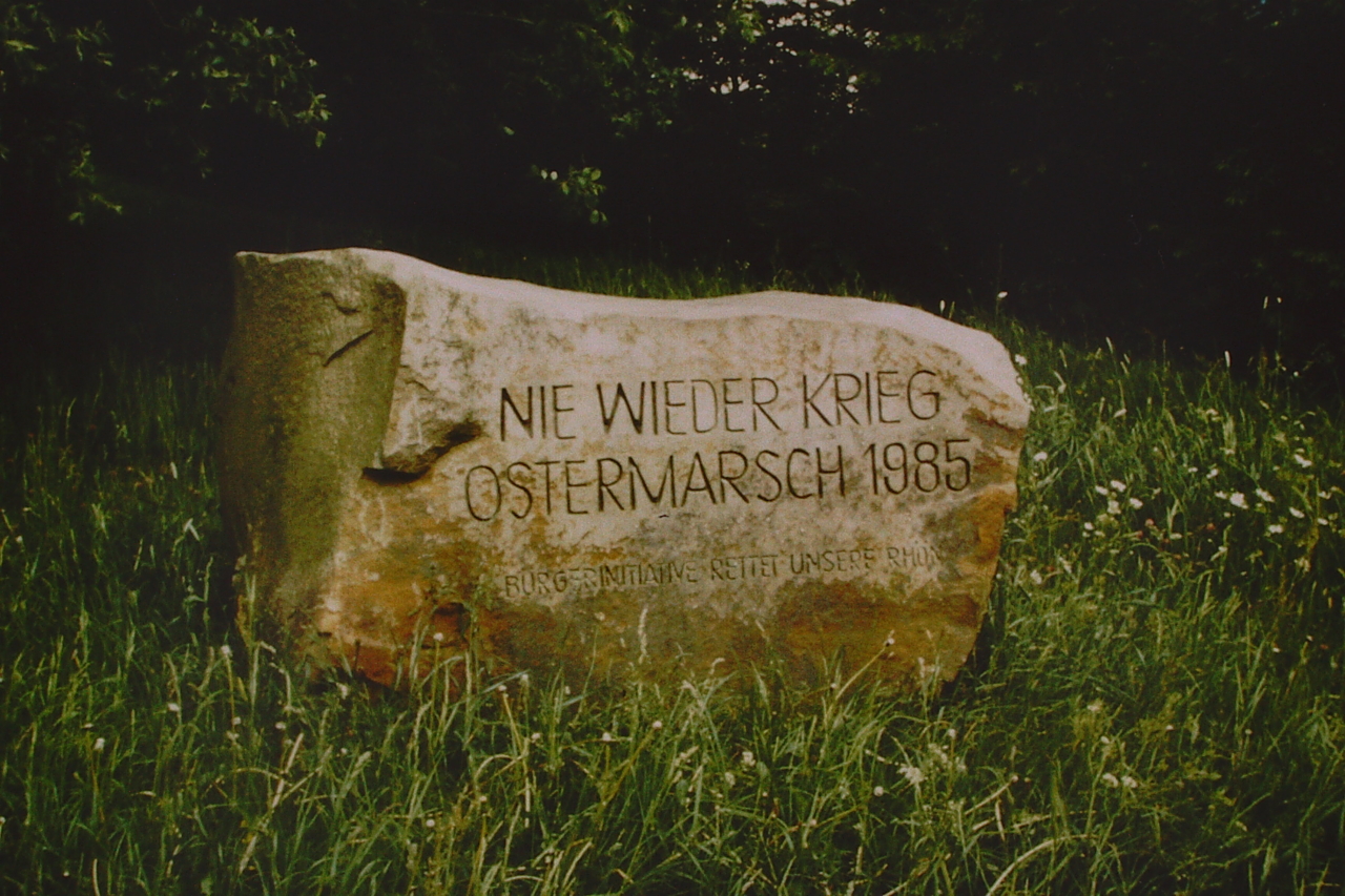 Gedenkstein vor der Kirche in Dalherda in der Rhön